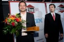 Tomáš Matějček, ředitel Megapixelu, přebírá ocenění za vítězný e-shop Megapixel.cz
