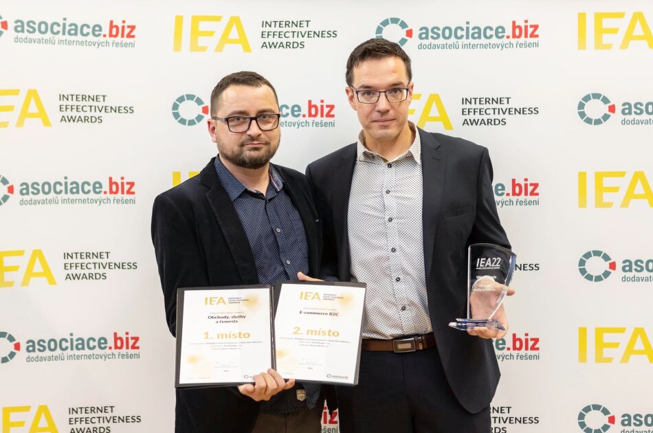 Radovan Bruňanský (ElectroWorld) a Petr Ždánský (PeckaDesign) přebírají ceny IEA 2022