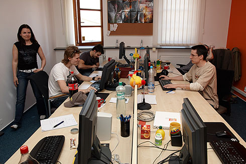 Je nás 10 a vilka v Žabinách je nám malá. Přesouváme do kanceláří na Slovinské v Králově Poli, kde vydržíme dlouhých 9 let.