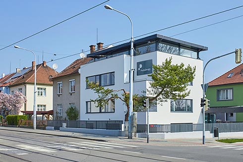 Je nás 40 a Slovinská už zase nestačí. Po 9 letech se tak stěhujeme do nově zrekonstruovaného domu na Purkyňové, tzv. „PeckaHouse“, který už máme celý pro sebe.