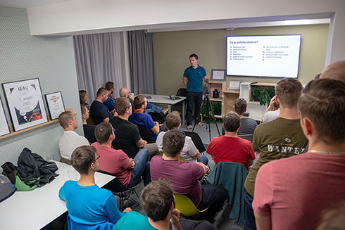 Setkání PHP komunity „Péhápkaři“ se koná pravidelně u nás, taky začínáme točit podcasty. Stáváme se Gold Partnerem frameworku Nette.